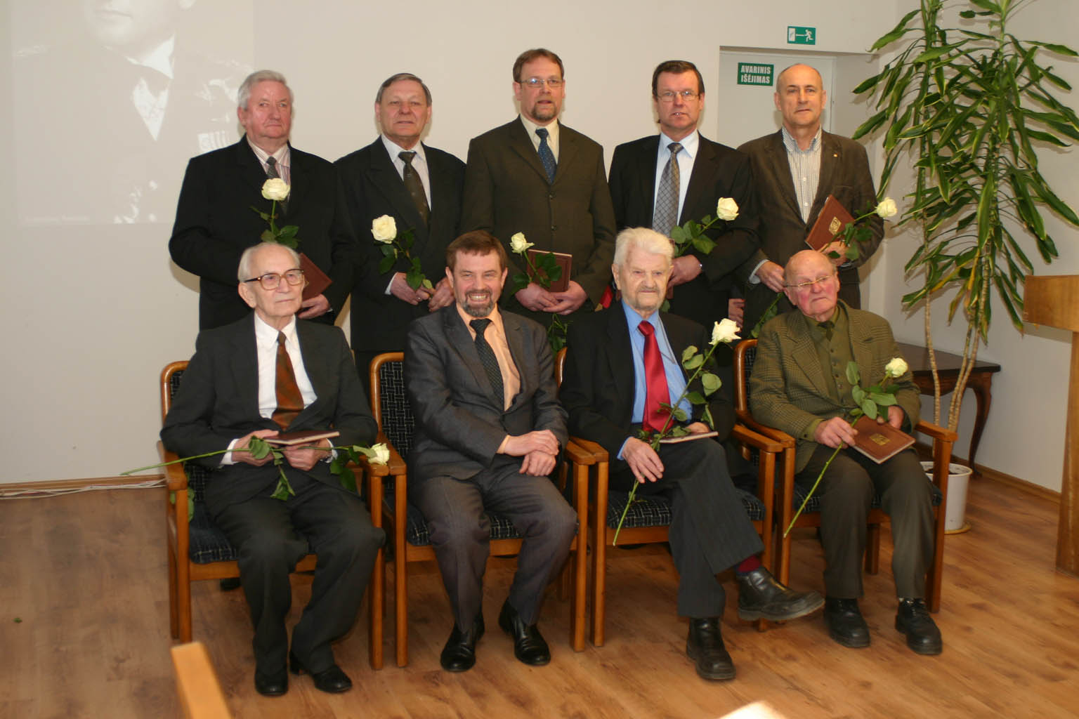 Tarp apdovanotųjų - Algirdas Kovaliūnas (sėdi pirmas iš kairės).